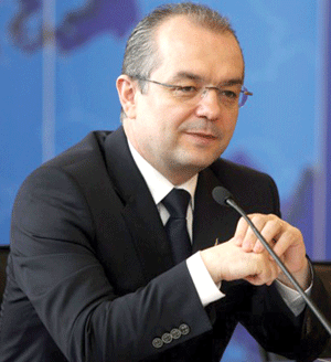 Boc vrea să-l bată pe Năstase la privatizare. Boc vrea să-l bată pe Năstase la privatizare.